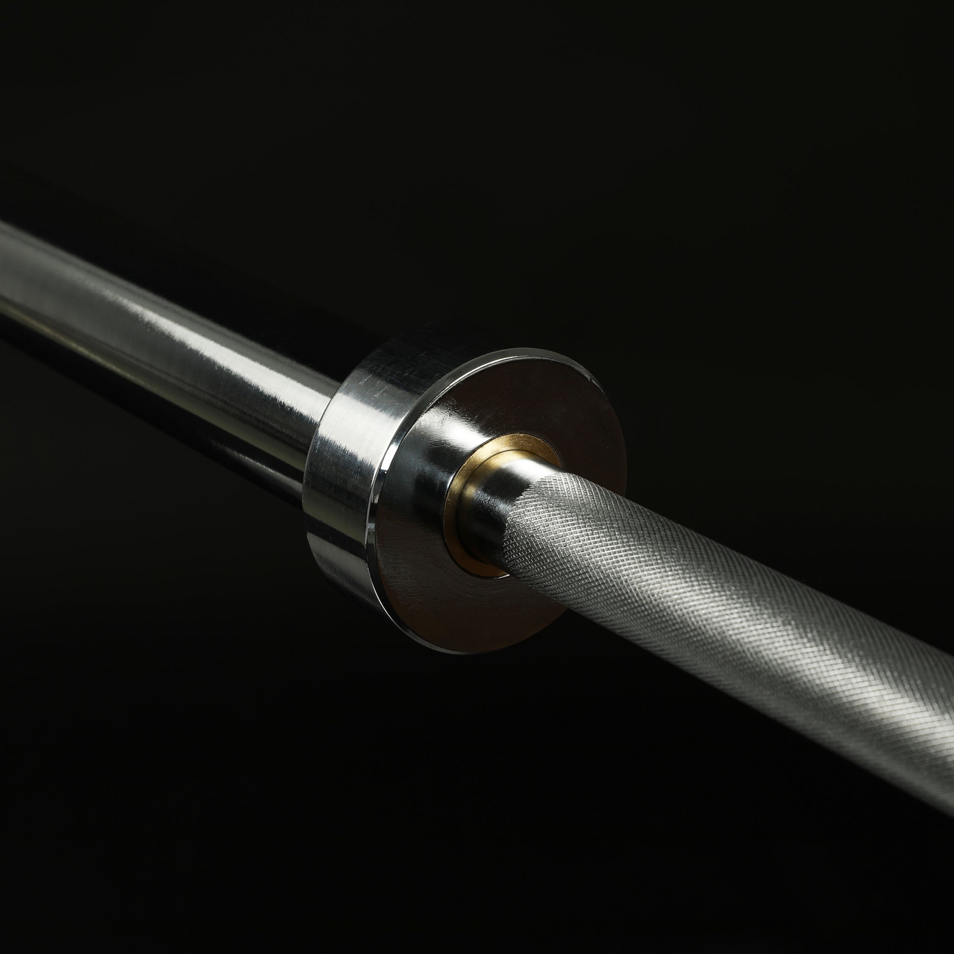 The Flybird Soaring Falcon Multi-Purpose Barbell has a bushing rotation mechanism.